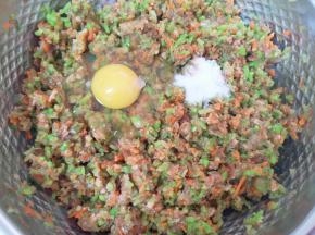 打入一个鸡蛋，根据自己的口味放盐和香油。
