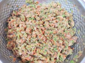 搅拌均匀，饺子馅就做好了。