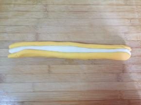 如图摆放在一起压紧，搓成长条状。