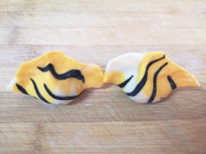 放上饺子馅包成虎皮饺子。