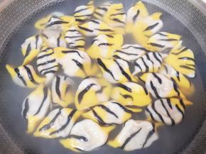 锅里放水烧开，下入虎皮饺子煮熟。