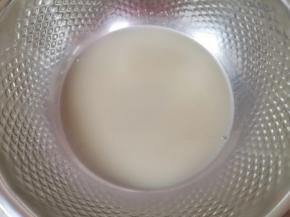 盆里倒入温水，加入糖、盐和发酵粉混合均匀。