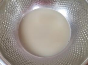 盆里倒入温水，加入糖、盐和发酵粉混合均匀。
