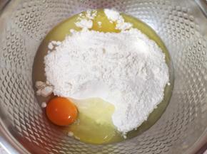 加入高筋面粉，打入一个鸡蛋，加入玉米油。
