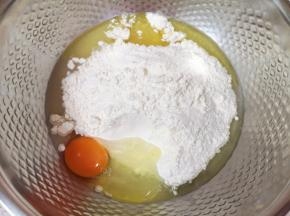 加入高筋面粉，打入一个鸡蛋，加入玉米油。