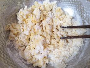 用筷子搅拌成絮状。