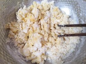 用筷子搅拌成絮状。