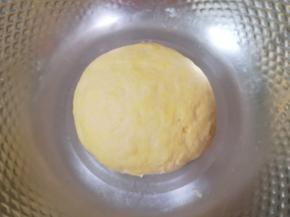 揉成面团，盖上保鲜膜发酵至两倍大。