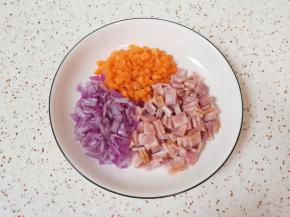 培根肉、洋葱和胡萝卜分别切好备用。