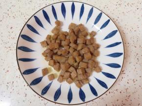 牛排提前解冻，切成小块煎熟备用。