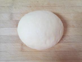 发酵好的面团揉光排气。