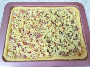 撒上剩下的一半洋葱胡萝卜碎，最后再撒上一层马苏里拉芝士。