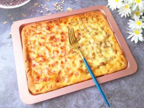 牛排培根肉双拼披萨出炉。