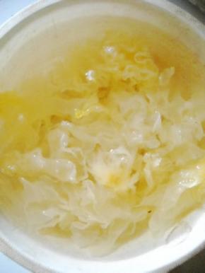 银耳浸泡撕小朵。