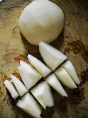 雪梨去皮切块。