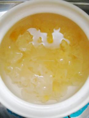 银耳放入砂锅，加入适量冷水；大火煮开，小火炖30分钟。