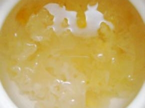 银耳放入砂锅，加入适量冷水；大火煮开，小火炖30分钟。