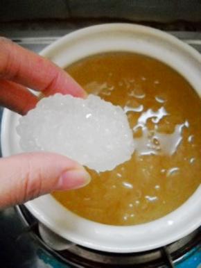 加入冰糖，再炖10分钟，至糖化。