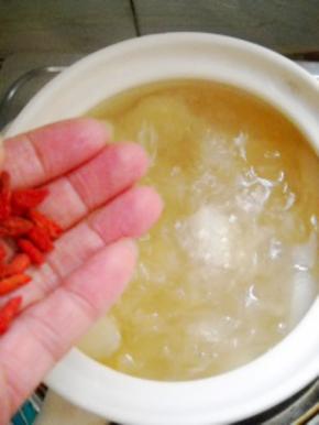加入枸杞子，炖5分钟即可离火。
