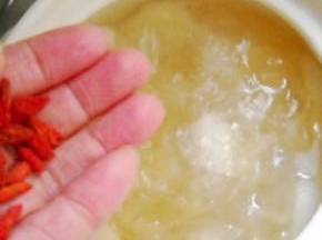 加入枸杞子，炖5分钟即可离火。