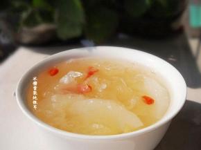 炖好的银耳盛入碗中，温热食用。