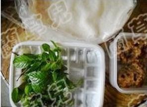 准备好牛肉、薄荷叶、春卷皮。