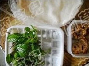 准备好牛肉、薄荷叶、春卷皮。