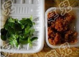 薄荷叶洗净；牛肉末加盐、生抽、淀粉、姜、胡椒粉拌好。