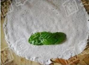 春卷皮摊好，铺上薄荷叶。