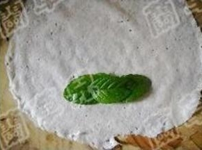 春卷皮摊好，铺上薄荷叶。