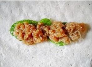 薄荷叶上放牛肉末。