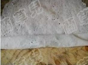 春卷皮从一头卷起。