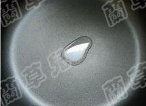 锅中放少许油，抹开。