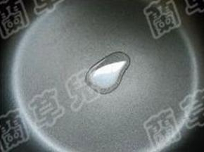 锅中放少许油，抹开。
