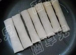 放入牛肉卷煎熟。