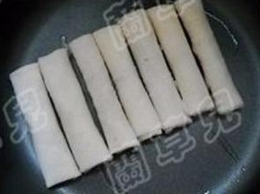 放入牛肉卷煎熟。