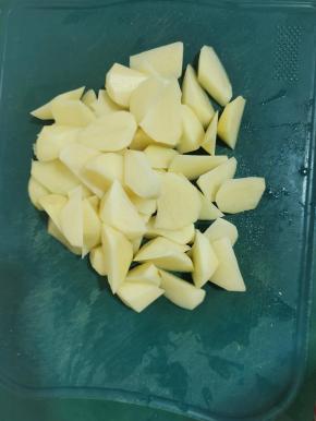 土豆削皮，清洗干净，切成滚刀块儿！