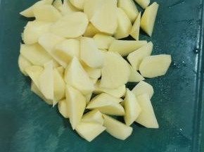 土豆削皮，清洗干净，切成滚刀块儿！