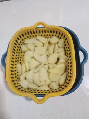 切好的土豆放在水里清洗几遍，洗去里面多余的淀粉！