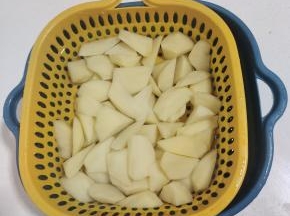 切好的土豆放在水里清洗几遍，洗去里面多余的淀粉！
