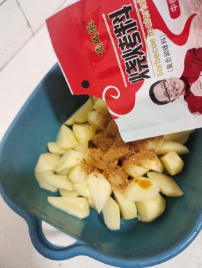 水开放入土豆焯水5分钟左右，煮至土豆七八分熟，能用筷子扎透！这样可以节约烤制时间！（这一步忘记拍照片了，文字说明一下！）

捞出控干水分，加入适量的油，一勺蚝油，一包好吃的烧烤料！
