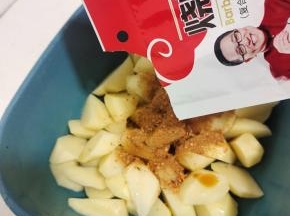 水开放入土豆焯水5分钟左右，煮至土豆七八分熟，能用筷子扎透！这样可以节约烤制时间！（这一步忘记拍照片了，文字说明一下！）

捞出控干水分，加入适量的油，一勺蚝油，一包好吃的烧烤料！