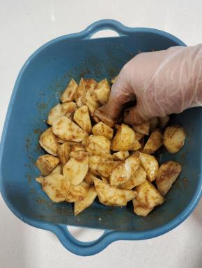 戴上手套，抓拌均匀！