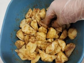 戴上手套，抓拌均匀！