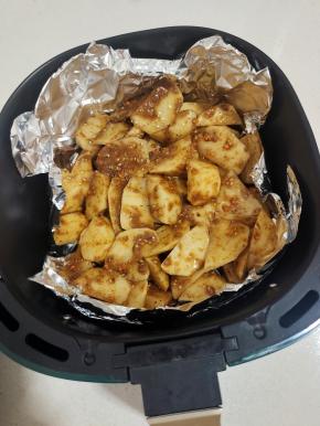 空气炸锅里铺上锡纸！放入土豆！(锡纸亮面接触空气炸锅，哑光面接触食物！)