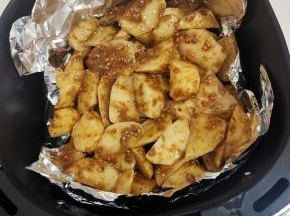 空气炸锅里铺上锡纸！放入土豆！(锡纸亮面接触空气炸锅，哑光面接触食物！)