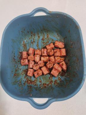 火腿肠切成段，用烧烤料抓拌均匀！