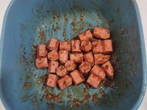火腿肠切成段，用烧烤料抓拌均匀！