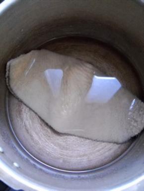 牛肚洗净、入高压锅，加入盐和冷水压制30分钟，至熟透。