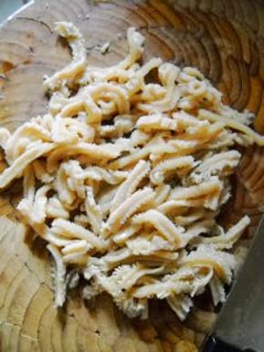 煮好的牛肚取出晾凉、切丝。青椒、洋葱洗净切丝；蒜切片；薄荷枝去柄留叶、洗净。